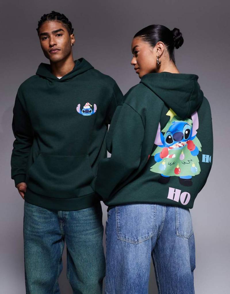 ASOS DESIGN - Disney - Relaxed-Fit-Kapuzenpullover in Dunkelgrün mit weihnachtlichen Stitch-Printmotiven von ASOS DESIGN
