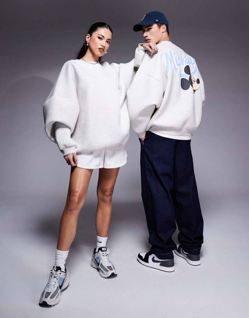 ASOS DESIGN - Disney - Unisex - Extrem Oversize-Scuba-Sweatshirt in meliertem Weiß mit Mickey Mouse-Print von ASOS DESIGN
