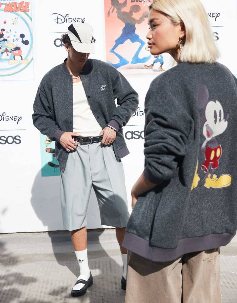 ASOS DESIGN - Disney - Unisex - Oversize-Bomberjacke in Grau aus Wolle mit „Micky Mouse"-Prints von ASOS DESIGN