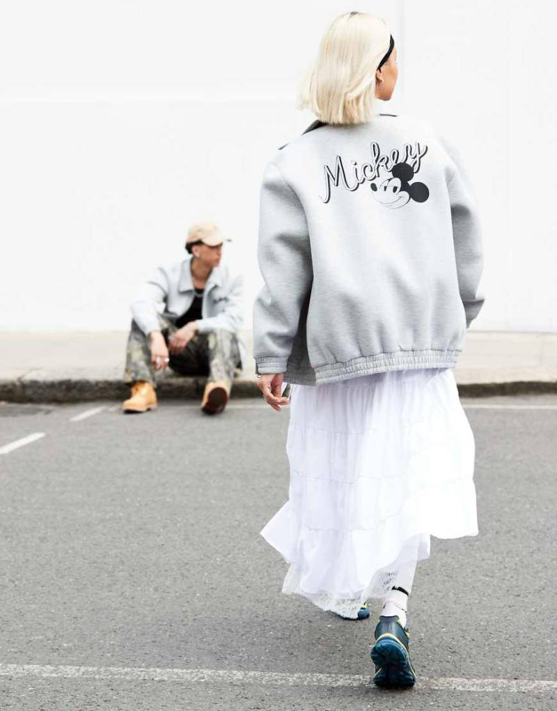 ASOS DESIGN - Disney - Unisex - Oversize-Jacke aus Neopren-Material in Grau mit „Micky Mouse"-Prints von ASOS DESIGN