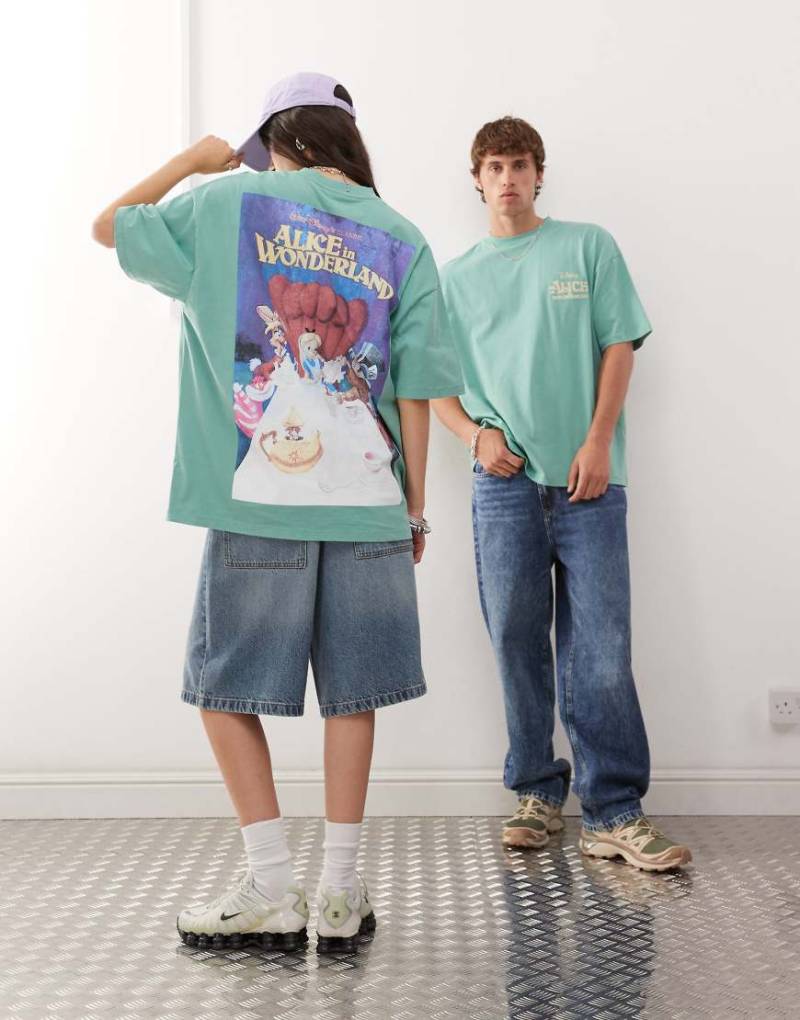 ASOS DESIGN - Disney - Unisex - Oversize-T-Shirt in verwaschenem Grün mit „Alice in Wonderland"-Prints von ASOS DESIGN