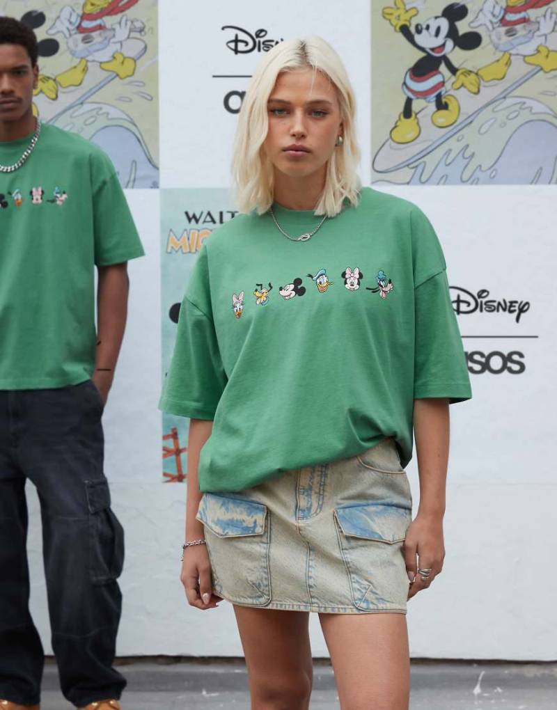 ASOS DESIGN - Disney - Unisex - Oversize-T-Shirt in verwaschenem Grün mit „Mickey & Friends"-Prints von ASOS DESIGN