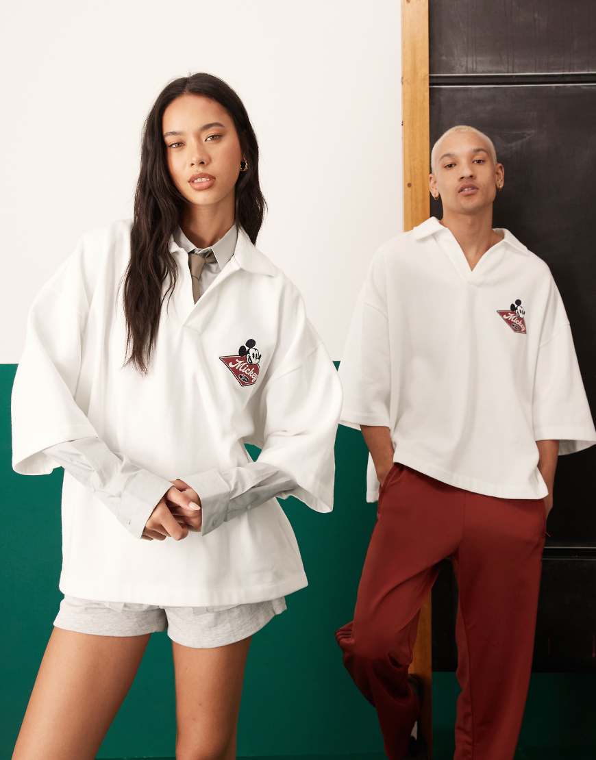 ASOS DESIGN - Disney - Unisex-Polohemd in Wollweiß mit aufgesticktem „Mickey Mouse"-Print und Oversize-Schnitt von ASOS DESIGN