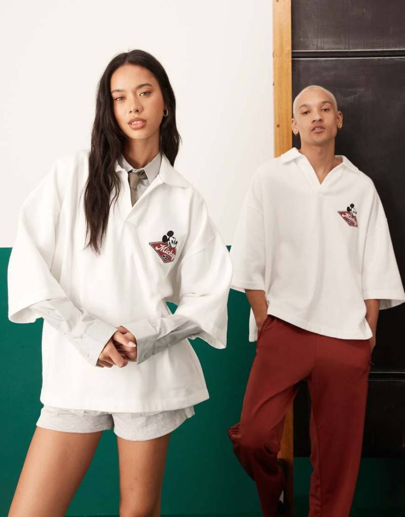 ASOS DESIGN - Disney - Unisex-Polohemd in Wollweiß mit aufgesticktem „Mickey Mouse"-Print und Oversize-Schnitt von ASOS DESIGN