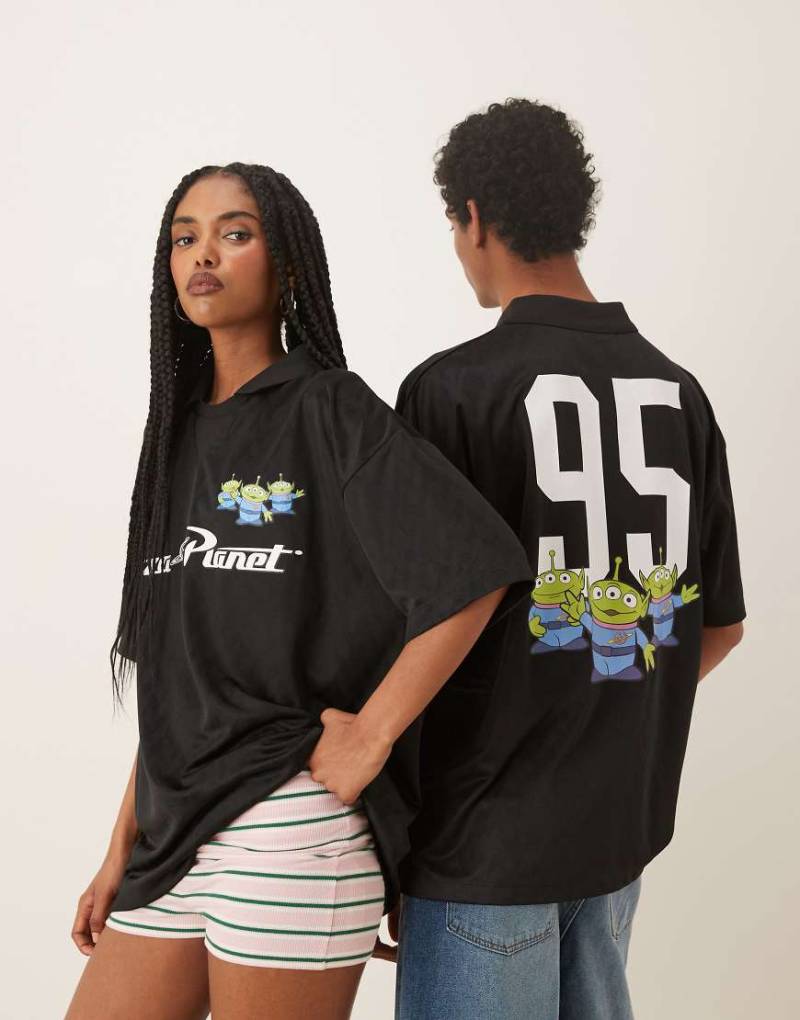ASOS DESIGN - Disney - Unisex-Sporttrikot in Schwarz mit Oversize-Passform und Toy Story-Pizza Planet-Prints von ASOS DESIGN