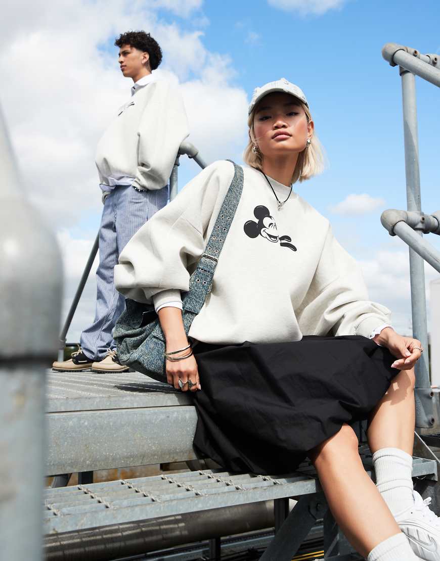 ASOS DESIGN - Disney - Unisex - Sweatshirt aus Material in Neoprenoptik in grau meliert mit „Micky Maus und Pluto"-Aufdruck und extremer Oversize-Passform von ASOS DESIGN