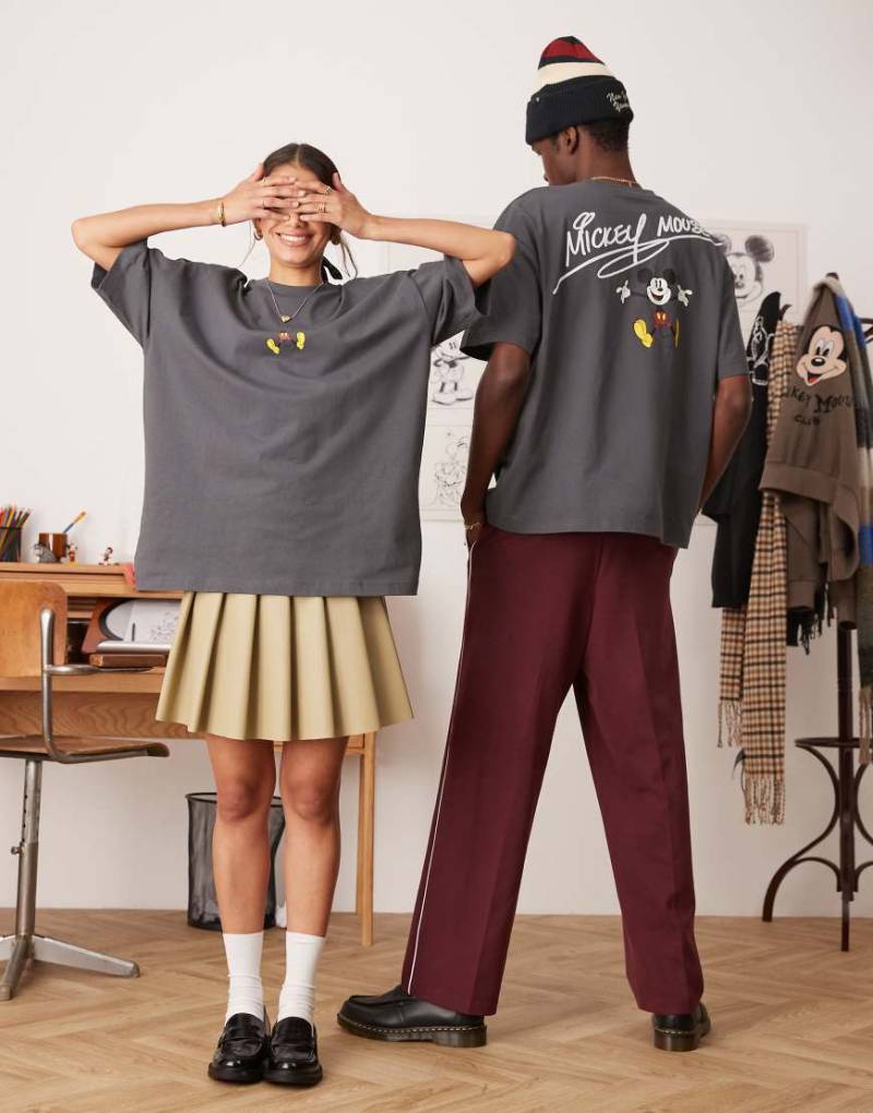 ASOS DESIGN - Disney - Unisex-T-Shirt in Anthrazit mit Oversize-Schnitt, „Mickey Mouse"-Prints und Stickerei-Grau von ASOS DESIGN