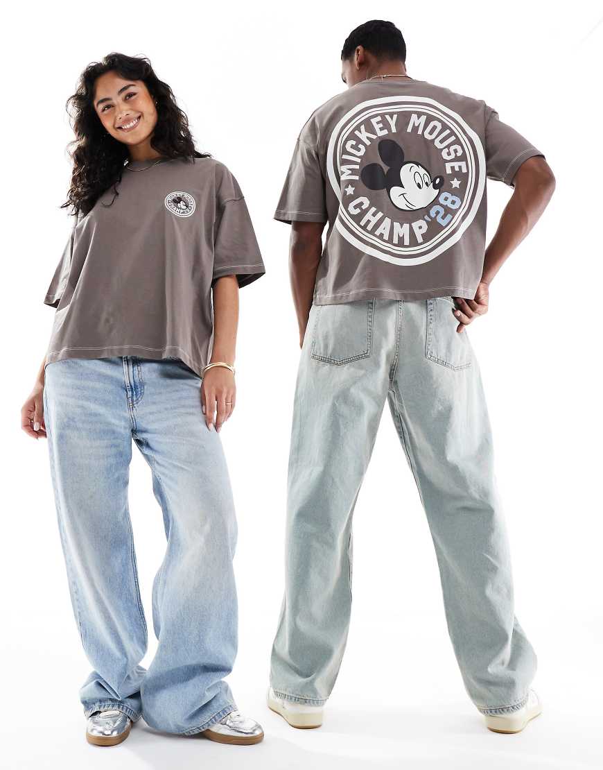 ASOS DESIGN - Disney - Unisex-T-Shirt in Braun mit kastigem Oversize-Schnitt und „Mickey Mouse"-Prints von ASOS DESIGN