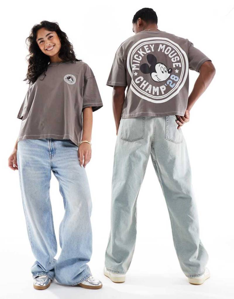 ASOS DESIGN - Disney - Unisex-T-Shirt in Braun mit kastigem Oversize-Schnitt und „Mickey Mouse"-Prints von ASOS DESIGN
