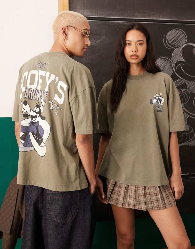 ASOS DESIGN - Disney - Unisex-T-Shirt in verwaschenem Khaki mit „Goofy"-Prints und Oversize-Schnitt-Grün von ASOS DESIGN