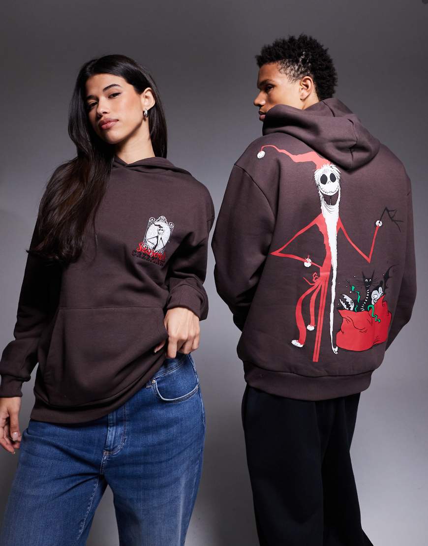 ASOS DESIGN - Disney - Weihnachtlicher Oversize-Kapuzenpullover in Braun mit Tim-Burton-Jack-Print-Grau von ASOS DESIGN