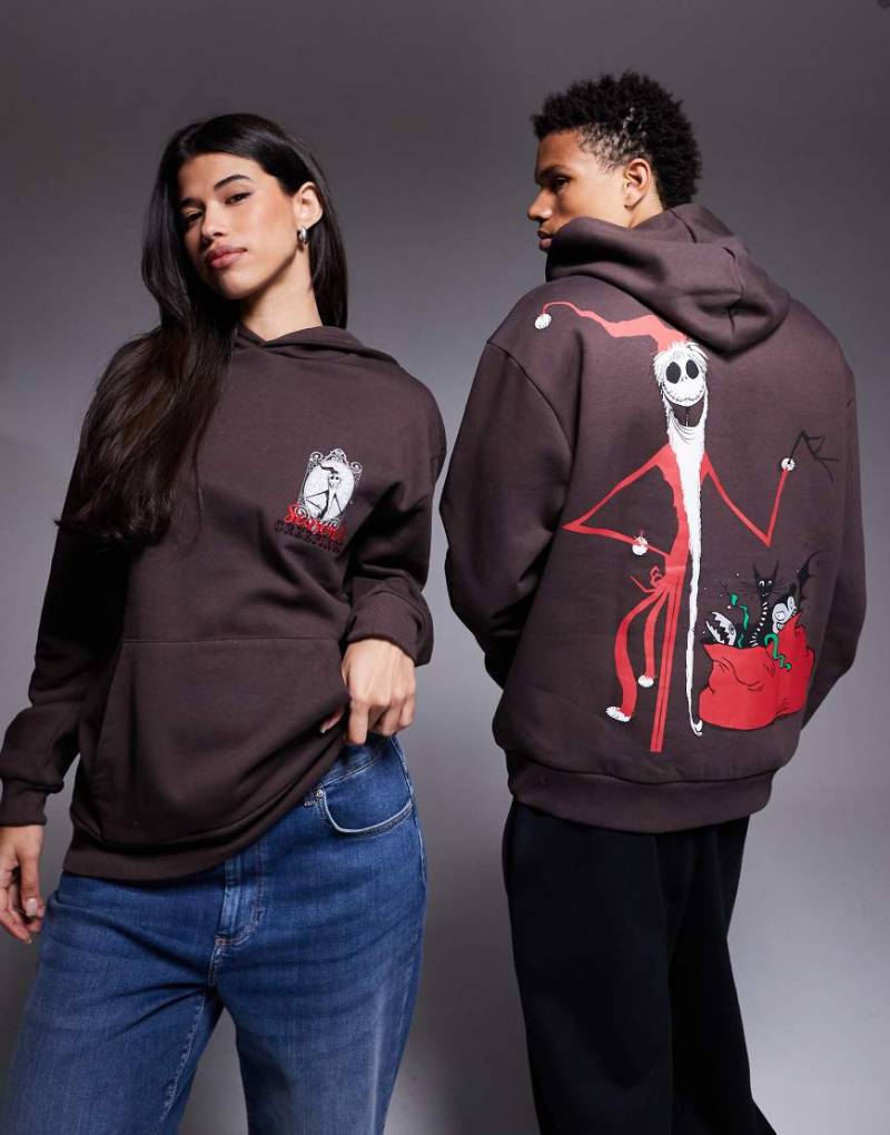 ASOS DESIGN - Disney - Weihnachtlicher Oversize-Kapuzenpullover in Braun mit Tim-Burton-Jack-Print-Grau von ASOS DESIGN