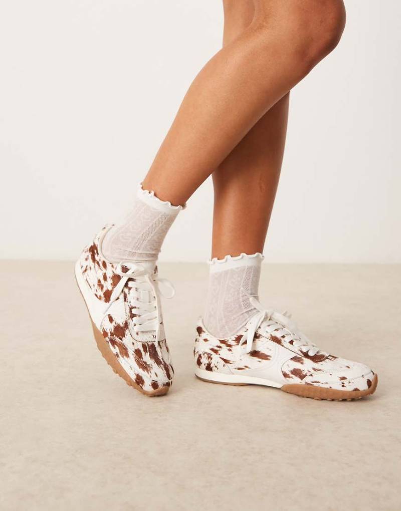 ASOS DESIGN - Dive - Leder-Sneaker zum Schnüren mit Ponyfell-Struktur und Rehkitz-Muster-Bunt von ASOS DESIGN