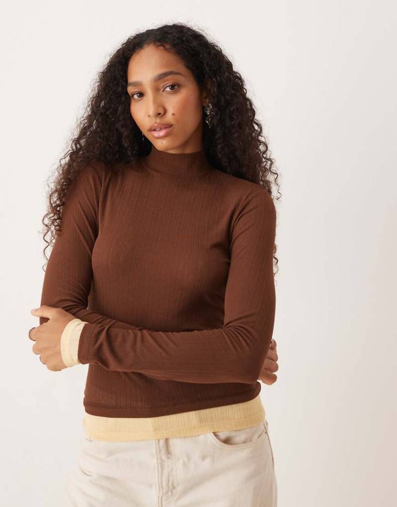 ASOS DESIGN - Doppellagiges, hochgeschlossenes Oberteil in Braun aus geripptem Gaze-Netzstoff-Brown von ASOS DESIGN