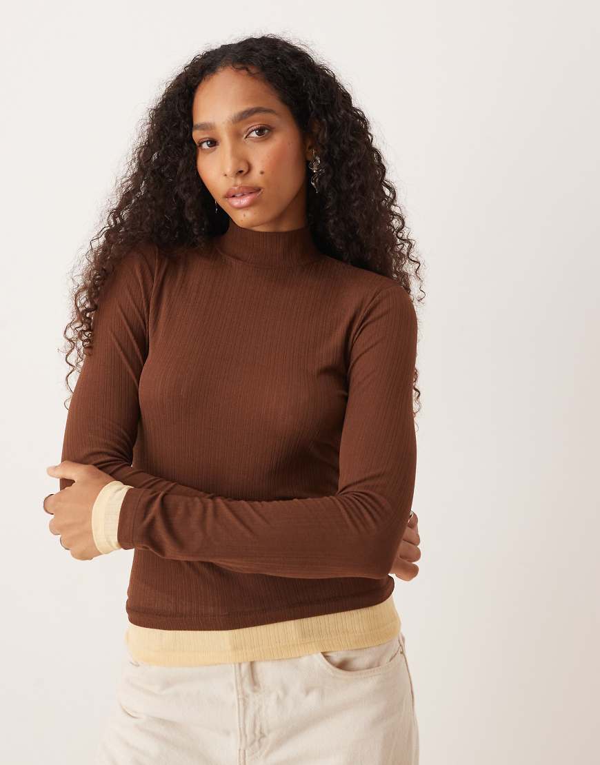 ASOS DESIGN - Doppellagiges, hochgeschlossenes Oberteil in Braun aus geripptem Gaze-Netzstoff-Brown von ASOS DESIGN