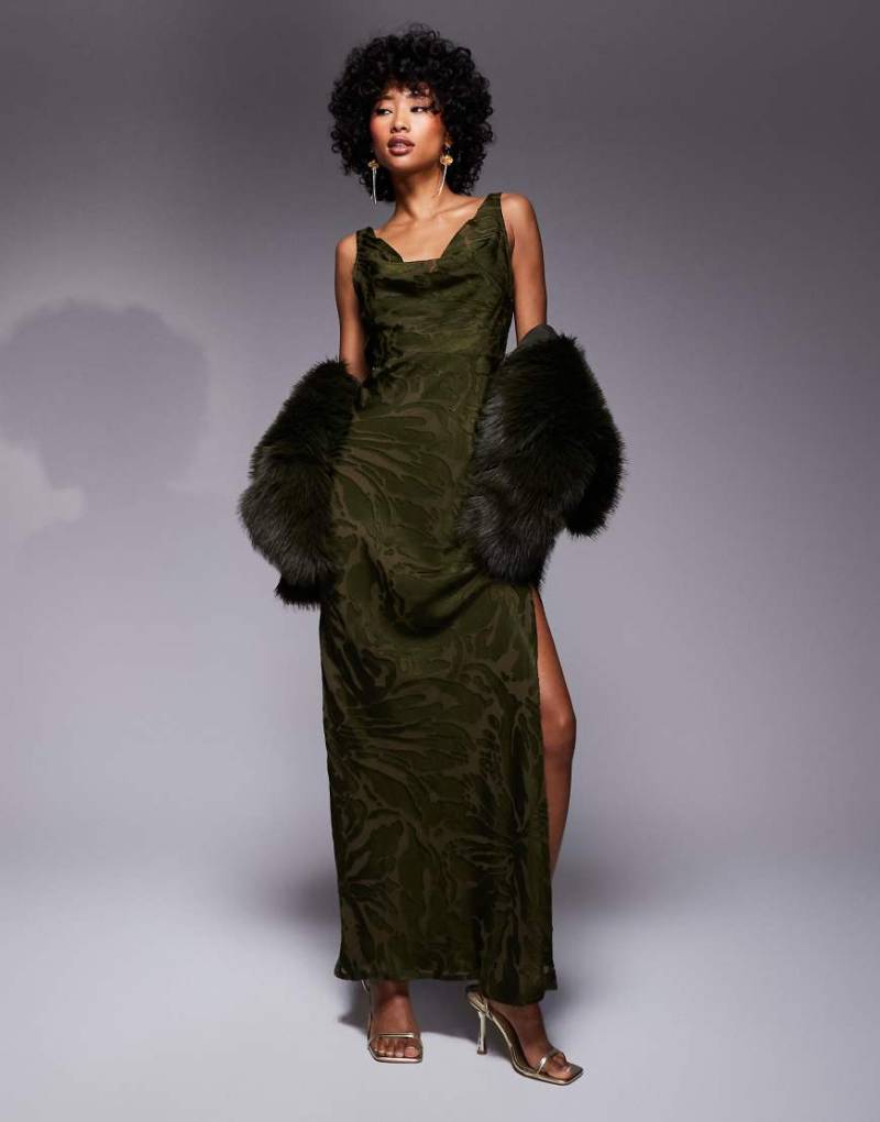 ASOS DESIGN - Doppellagiges Maxikleid in dunklem Khaki mit Wasserfallausschnitt, Ausbrennermuster und Schnürdetail-Grün von ASOS DESIGN