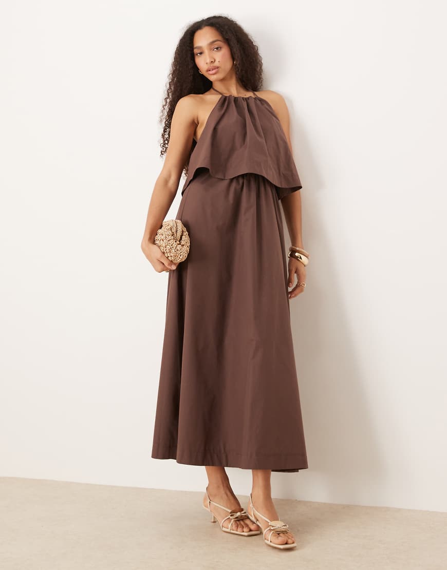 ASOS DESIGN - Doppellagiges Neckholder-Maxikleid in Schokobraun mit Rückenausschnitt-Rot von ASOS DESIGN