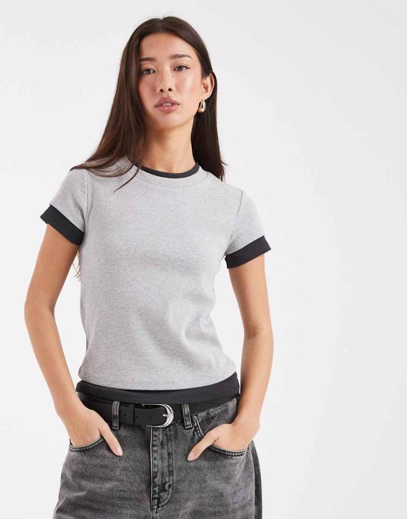 ASOS DESIGN - Doppellagiges T-Shirt in Grau von ASOS DESIGN