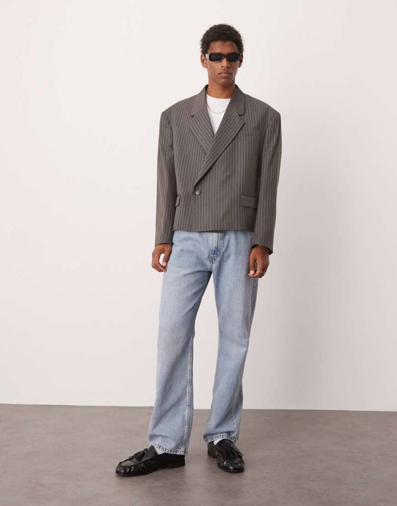 ASOS DESIGN - Doppelreihiger cropped Blazer in Grau mit Nadelstreifen und extremer Oversize-Passform von ASOS DESIGN