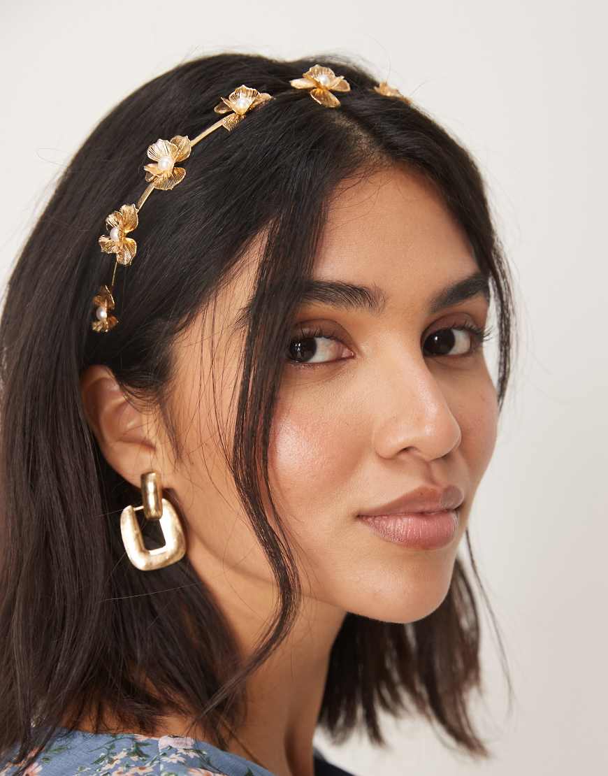 ASOS DESIGN - Draht-Haarreif in Goldoptik mit Blumen-Details-Goldfarben von ASOS DESIGN
