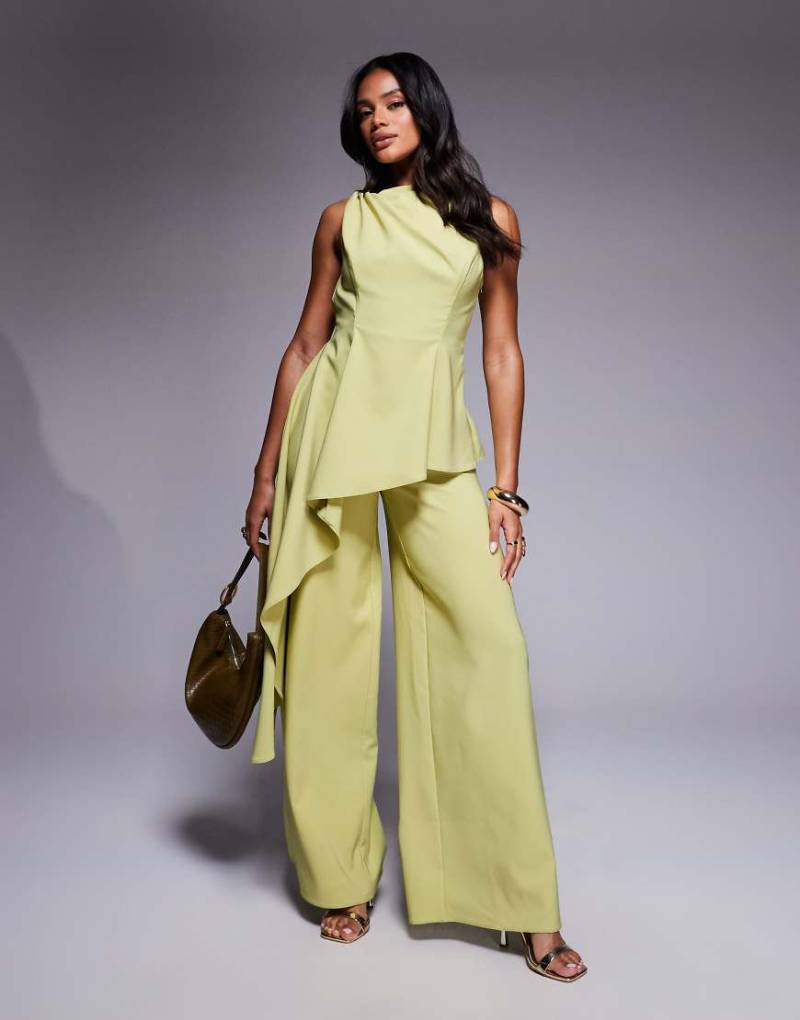 ASOS DESIGN - Drapierter Jumpsuit in Limette mit verdrehtem Detail an der Schulter-Grün von ASOS DESIGN