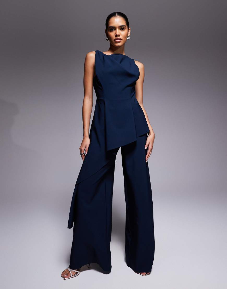 ASOS DESIGN - Drapierter Jumpsuit in Marineblau mit verdrehtem Trägerdetail ASOS DESIGN - Drapierter Jumpsuit in Marineblau mit verdrehtem Trägerdetail von ASOS DESIGN