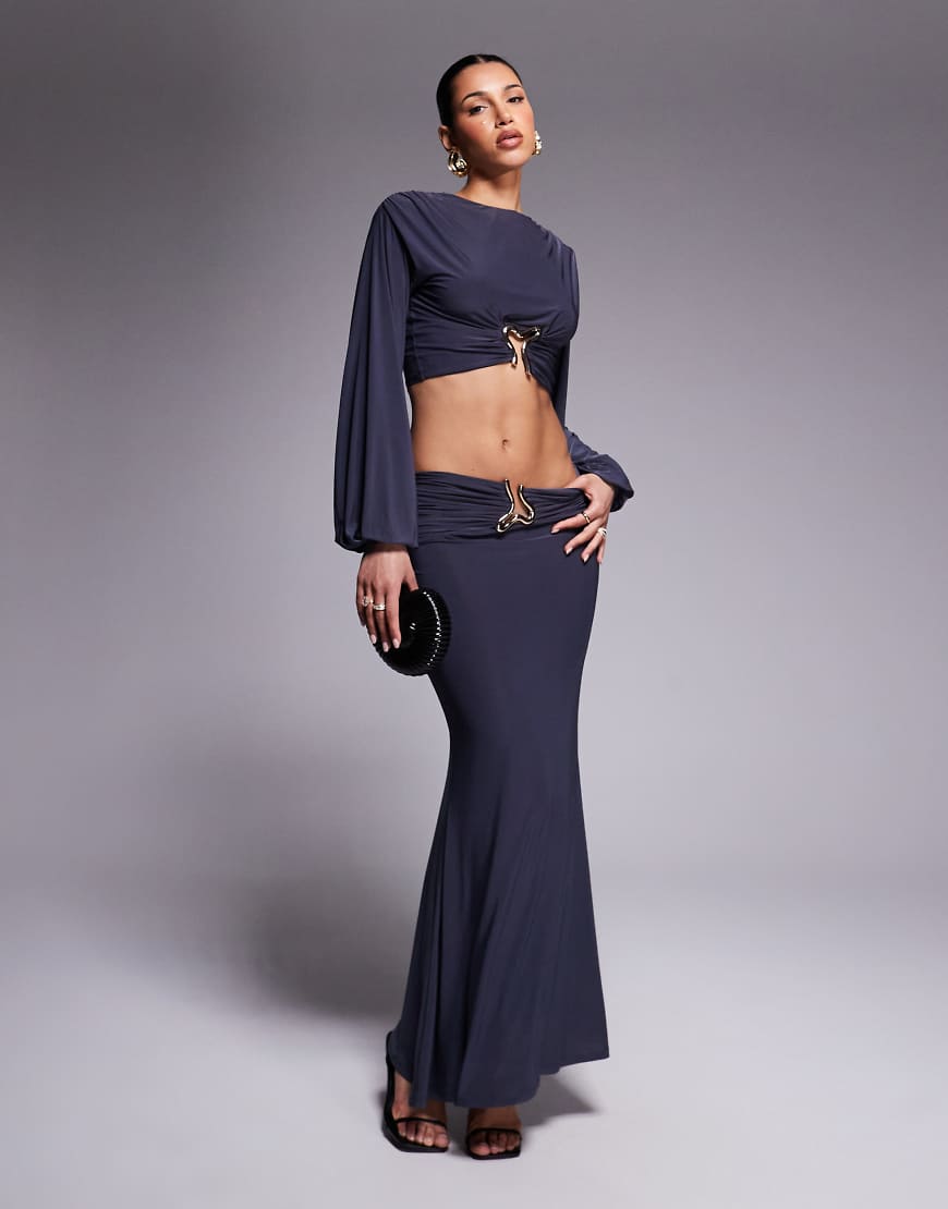 ASOS DESIGN - Drapierter Maxirock in Dunkelgrau mit Detail in Gold, Kombiteil ASOS DESIGN - Drapierter Maxirock in Dunkelgrau mit Detail in Gold, Kombiteil von ASOS DESIGN
