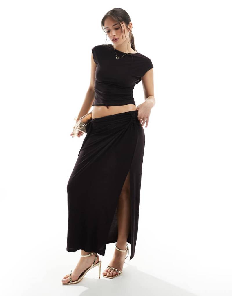 ASOS DESIGN - Drapierter Maxirock in Schokobraun mit verdrehtem Detail und Schlitz, Kombiteil von ASOS DESIGN