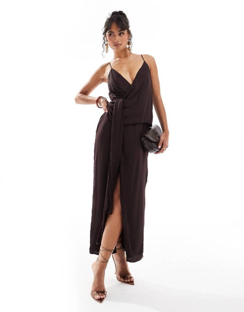 ASOS DESIGN - Drapiertes, gerafftes Midi-Trägerkleid in Aubergine-Grau von ASOS DESIGN