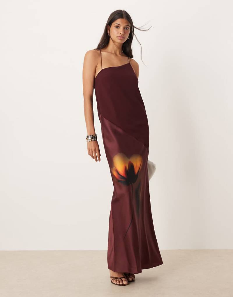 ASOS DESIGN - Drapiertes Maxi-Trägerkleid aus Satin und Chiffon in Burgunderrot mit platziertem Blumenprint-Bunt ASOS DESIGN - Drapiertes Maxi-Trägerkleid aus Satin und Chiffon in Burgunderrot mit platziertem Blumenprint-Bunt von ASOS DESIGN