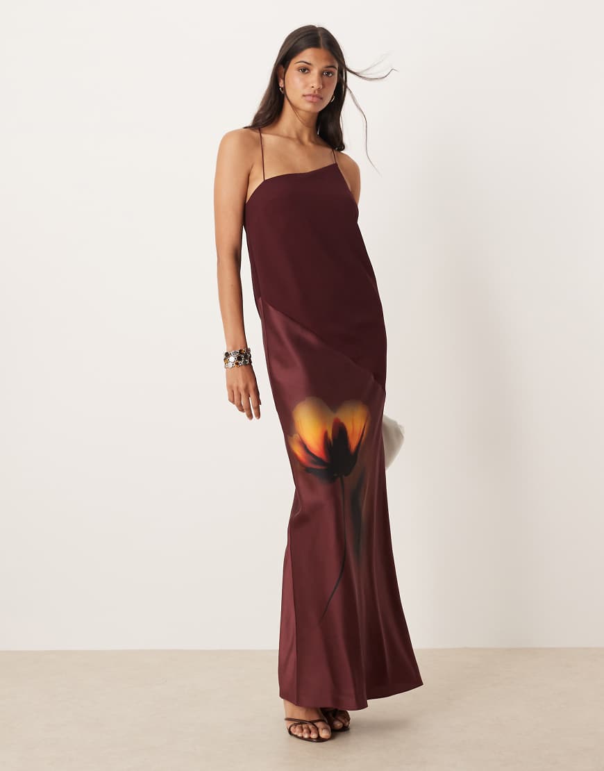 ASOS DESIGN - Drapiertes Maxi-Trägerkleid aus Satin und Chiffon in Burgunderrot mit platziertem Blumenprint-Bunt ASOS DESIGN - Drapiertes Maxi-Trägerkleid aus Satin und Chiffon in Burgunderrot mit platziertem Blumenprint-Bunt von ASOS DESIGN