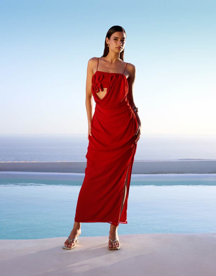 ASOS DESIGN - Drapiertes Maxi-Trägerkleid in gebranntem Rot mit 3D-Blumendetail von ASOS DESIGN