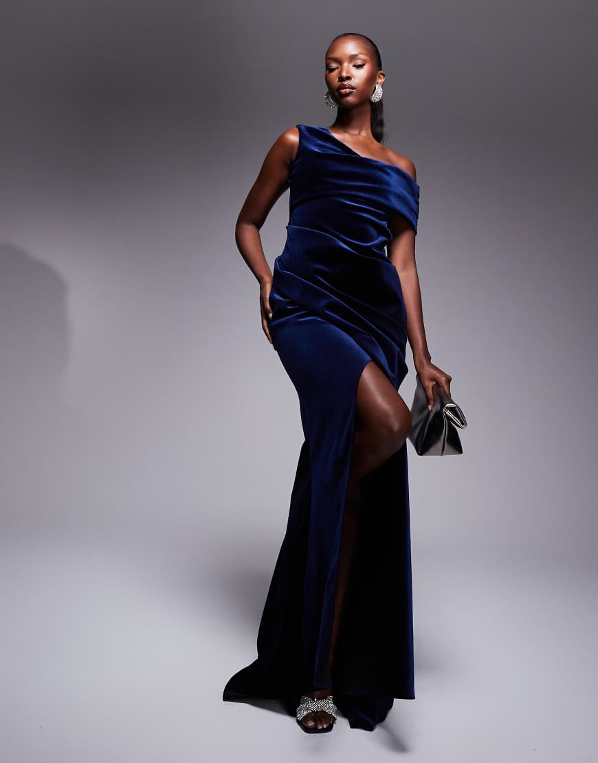 ASOS DESIGN - Drapiertes Maxikleid aus hochwertigem Samt in Marineblau mit tief angesetzter Schulter von ASOS DESIGN