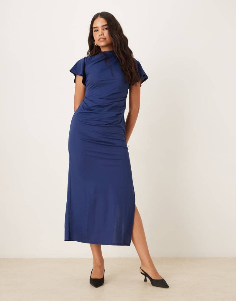 ASOS DESIGN - Drapiertes Maxikleid in Marineblau mit Trompetenärmeln von ASOS DESIGN