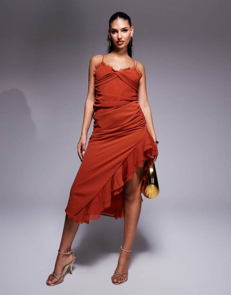 ASOS DESIGN - Drapiertes Maxikleid in Rostrot mit Knitterstruktur, Rüschen und Riemchendetails von ASOS DESIGN