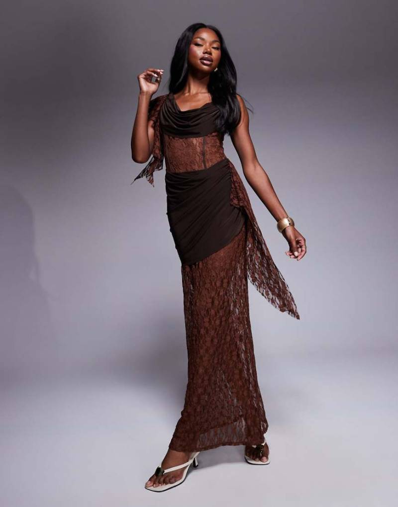 ASOS DESIGN - Drapiertes Maxikleid in Schokobraun mit Wasserfallausschnitt und Lagendesign aus solider Spitze von ASOS DESIGN