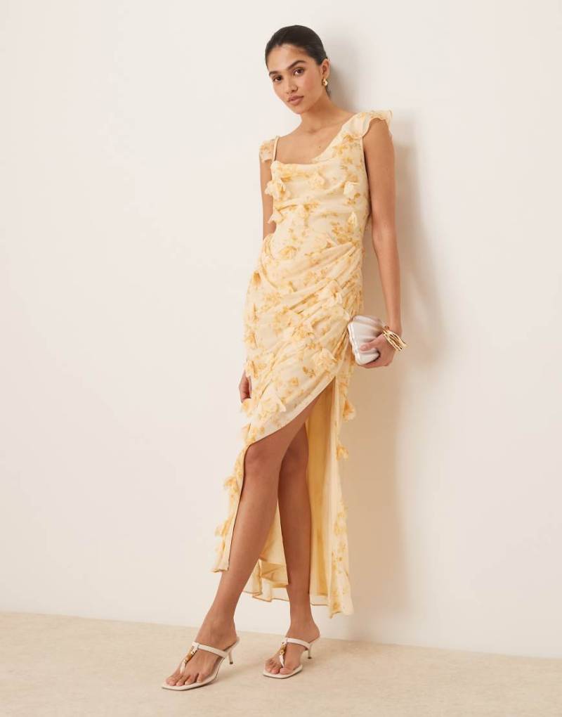 ASOS DESIGN - Drapiertes Midaxi-Kleid mit Rüschenärmeln, 3D-Blumenverzierung und Rückenausschnitt-Bunt von ASOS DESIGN