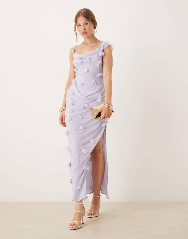 ASOS DESIGN - Drapiertes Midaxikleid in Flieder mit Rüschenärmeln, 3D-Blumenverzierung und Rückenausschnitt-Lila von ASOS DESIGN