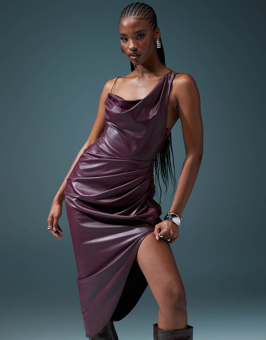 ASOS DESIGN - Drapiertes Midi-Wickelkleid aus Kunstleder in Burgunderrot mit One-Shoulder-Träger von ASOS DESIGN