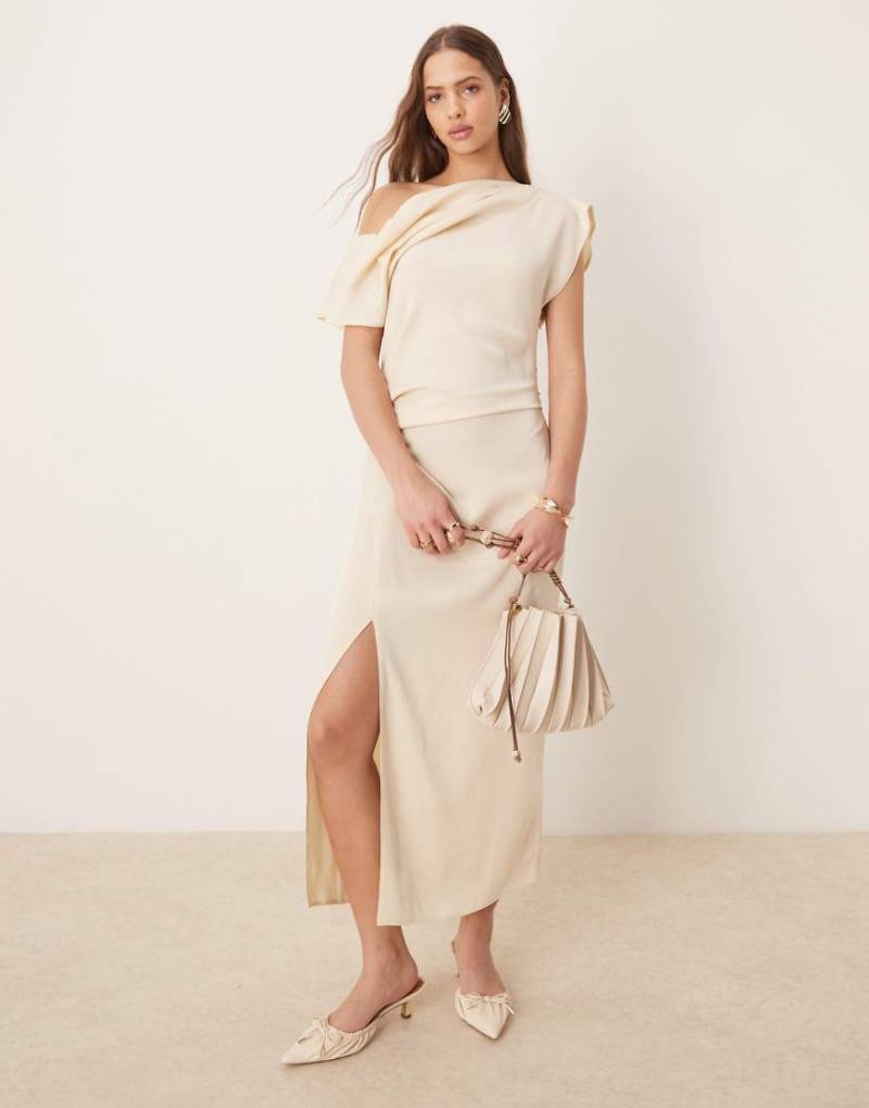 ASOS DESIGN - Drapiertes Midikleid in Buttermilch mit abfallender Schulterpartie und Bändchendetail-Weiß von ASOS DESIGN