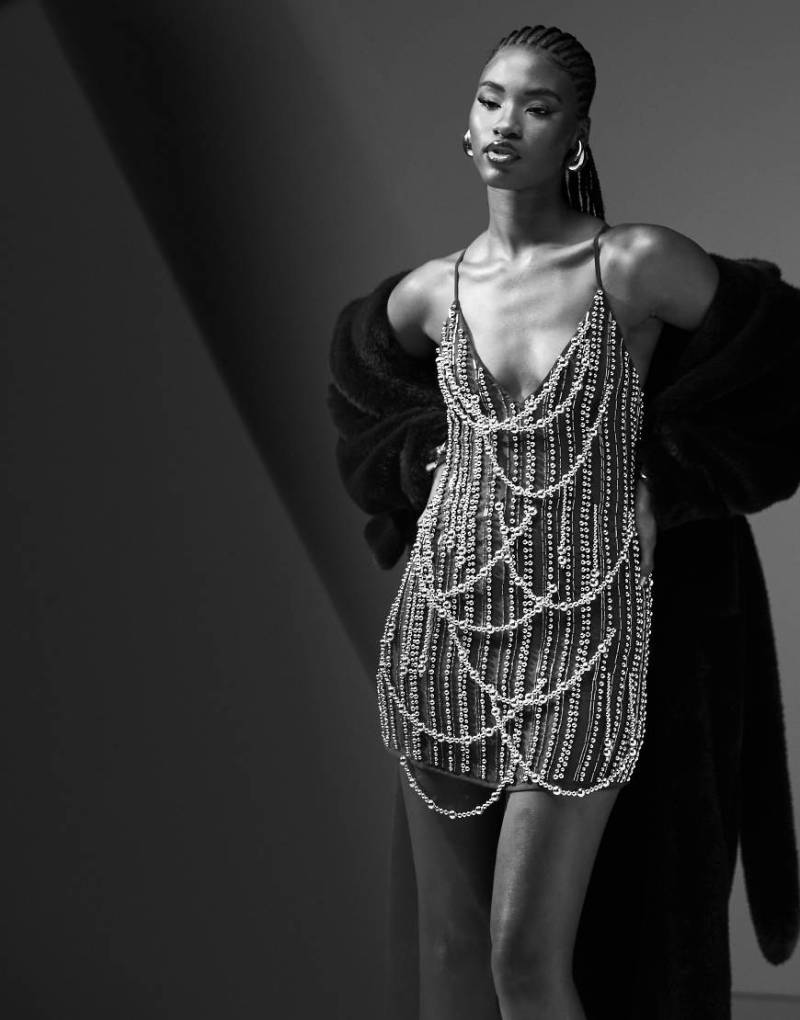 ASOS DESIGN - Drapiertes Minikleid in Anthrazit mit Neckholder-Träger und Perlenverzierung-Grau von ASOS DESIGN