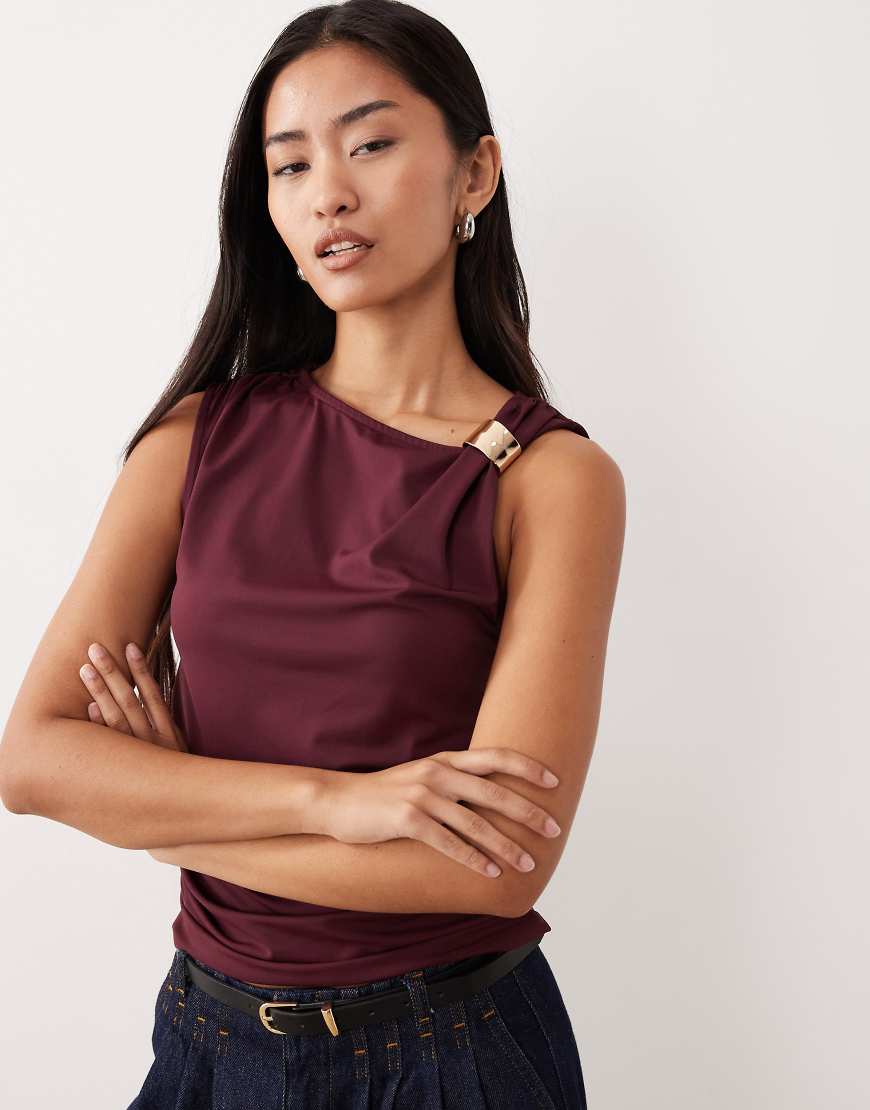 ASOS DESIGN - Drapiertes Oberteil in Feige mit U-Boot-Ausschnitt und Metall-Detail-Lila von ASOS DESIGN