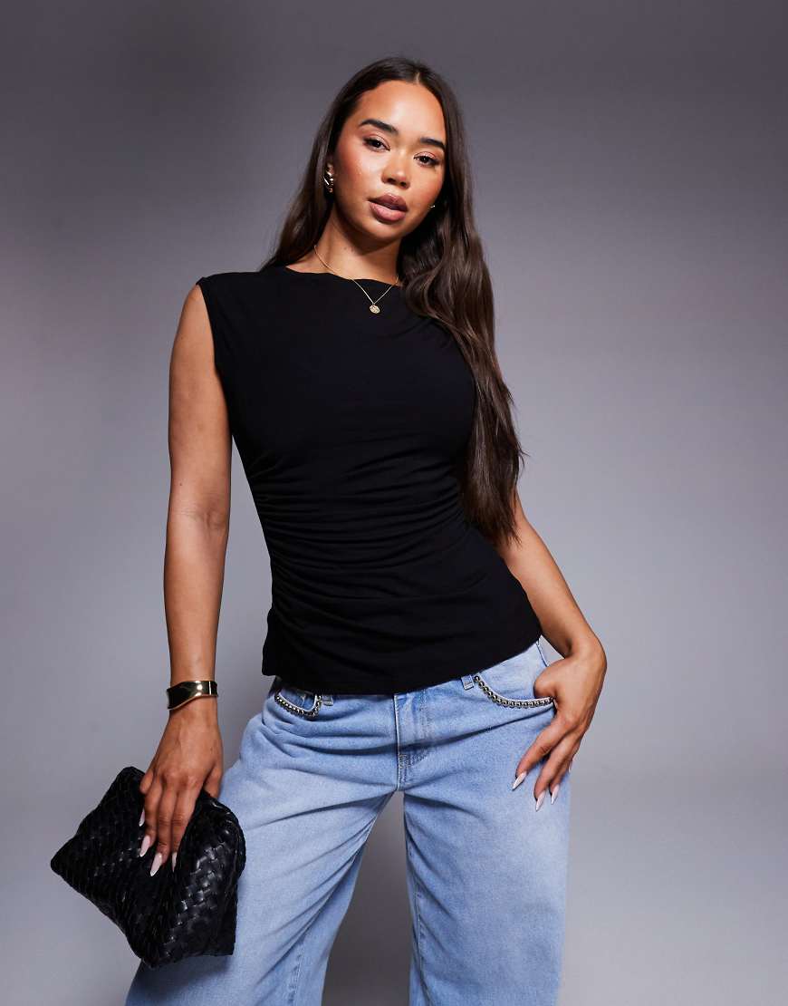 ASOS DESIGN - Drapiertes Oberteil in Schwarz mit U-Boot-Ausschnitt ASOS DESIGN - Drapiertes Oberteil in Schwarz mit U-Boot-Ausschnitt von ASOS DESIGN
