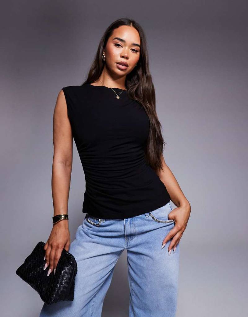 ASOS DESIGN - Drapiertes Oberteil in Schwarz mit U-Boot-Ausschnitt von ASOS DESIGN