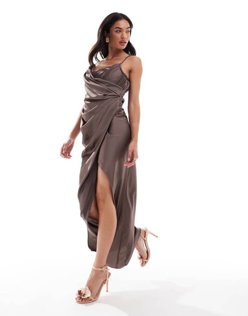 ASOS DESIGN - Drapiertes Satin-Maxikleid in Mokka mit verdrehten Träger-Gelb von ASOS DESIGN