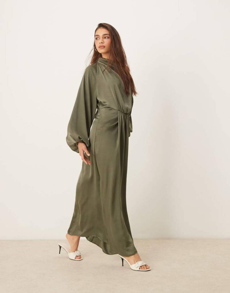 ASOS DESIGN - Drapiertes Satin-Maxikleid in Olivgrün mit Blousonärmeln-Braun von ASOS DESIGN