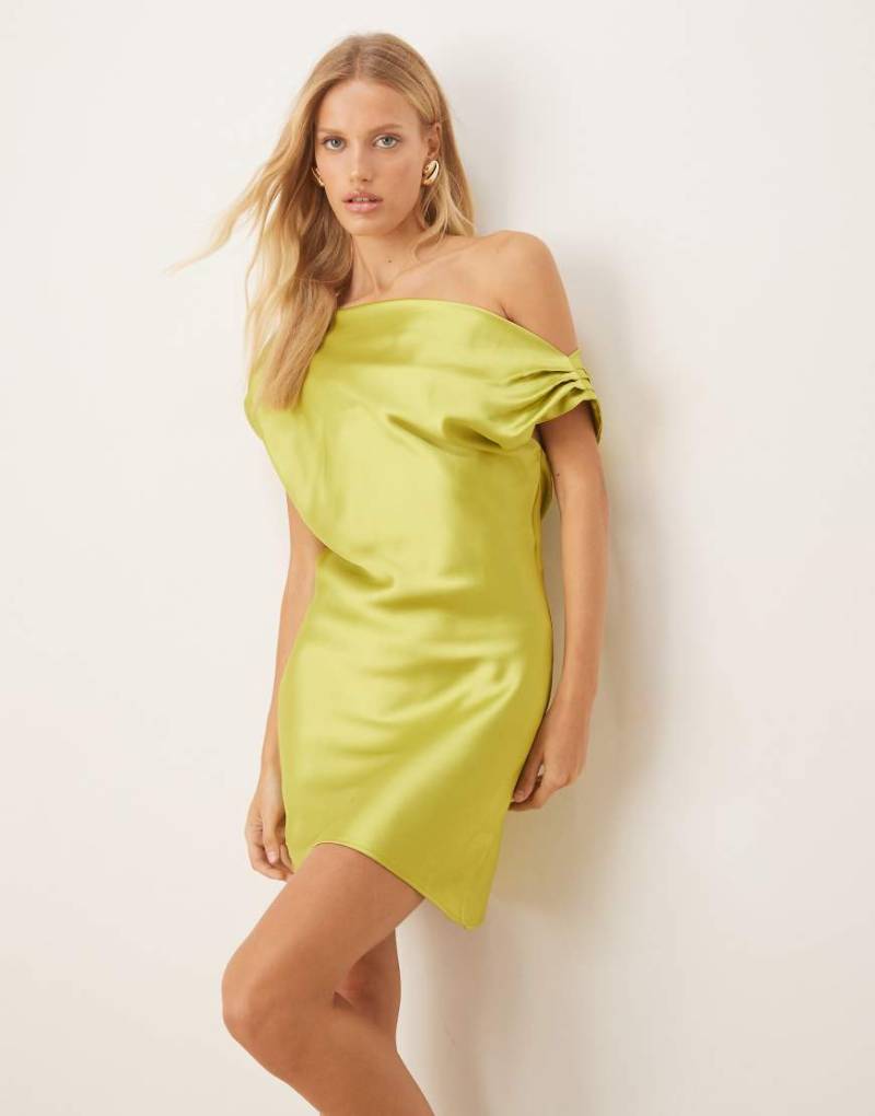ASOS DESIGN - Drapiertes Satin-Minikleid in Grün mit One-Shoulder-Träger von ASOS DESIGN