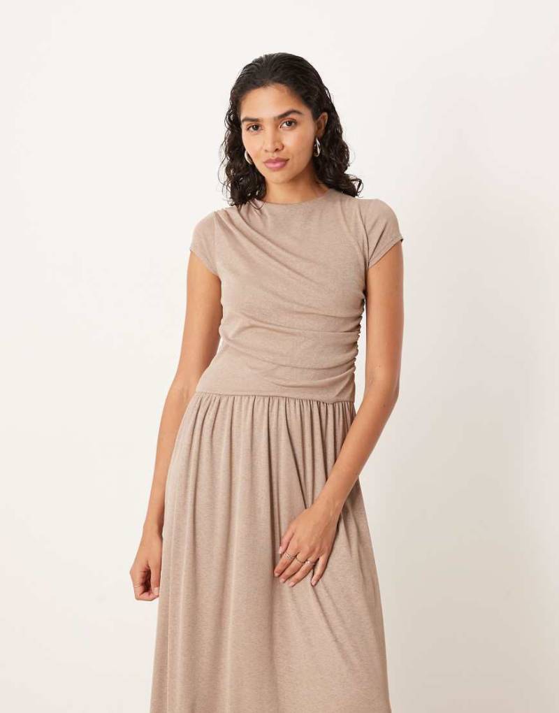 ASOS DESIGN - Drapiertes T-Shirt-Maxikleid in Beige mit tiefer Taille-Neutral von ASOS DESIGN