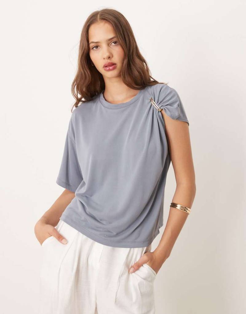 ASOS DESIGN - Drapiertes T-Shirt aus staubblauem Modal mit Metalldetail an der Schulter von ASOS DESIGN