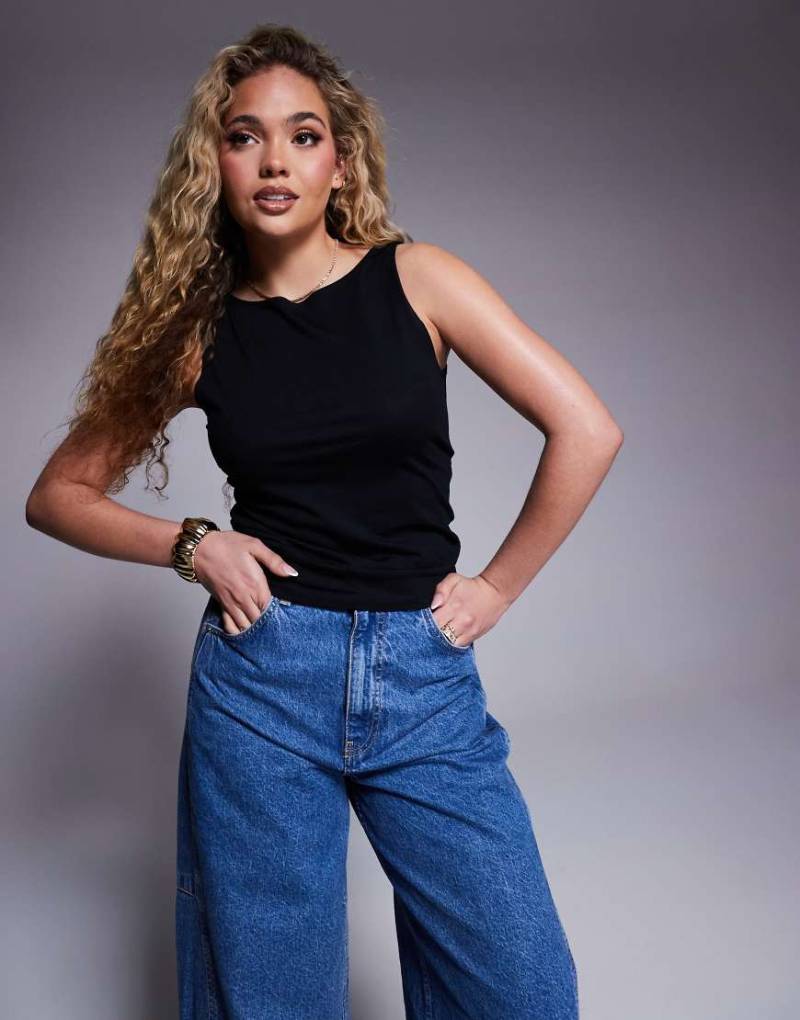 ASOS DESIGN - Drapiertes T-Shirt in Schwarz mit Wasserfallausschnitt von ASOS DESIGN